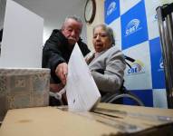 Imagen de dos adultos mayores votando desde sus hogares este viernes 19 de abril, en Quito, Pichincha.