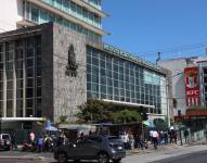Imagen del exterior de la sede del Instituto Ecuatoriano de Seguridad Social (IESS).