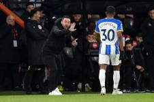 Entrenador del Brighton, Roberto De Zerbi dando indicaciones a Pervis Estupiñán