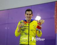 Esteban Enderica en la premiación, tras ganar medalla de oro en los Juegos Bolivarianos