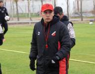 El entrenador técnico, Luis García, durante el entrenamiento con el Deportivo Maipú