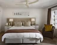 En la imagen se ve la cama de un hotel.