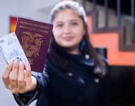 Imagen referencial de una cédula junto a un pasaporte.