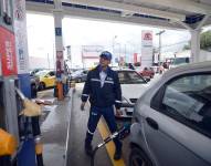 Imagen de un despachador en una gasolinera de Cuenca, provincia de Azuay, el 28 de agosto del 2023.