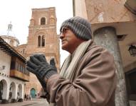 Foto de archivo de un hombre con frío por las bajas temperaturas.