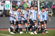 Jugadores de la selección de Argentina celebran el gol ante Bolivia
