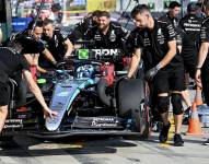 Mecánicos de Mercedes con el monoplaza de George Russell