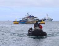 Imagen de la incautación de más de mil galones de gasolina a 260 millas náuticas del archipiélago, el 20 de diciembre de 2023.