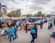 El Municipio de Guayaquil desalojó a vendedores informales de fármacos afuera del Hospital Monte Sinaí