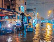 Carros de la empresa Interagua se desplegaron por la ciudad para ayudar a evacuar el agua acumulada.