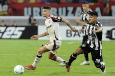 El defensa #06 de Flamengo, Ayrton Lucas, y el defensa #20 de Central Córdoba, Fernando Martínez, disputan el balón durante el partido de la fase de grupos de la Copa Libertadores