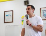 Un ciudadano deposita la papeleta en el biombo.