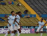 Carlos Medina celebrando su gol.