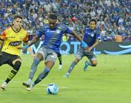 Bryan Carabalí ante la marca del defensor de Barcelona SC, Lucas Sosa