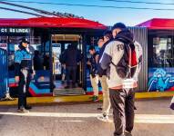 Pasajeros usan el transporte público.