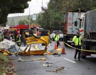 Una parte de la carrocería de la buseta sobre la calzada en la av. Simón Bolívar.
