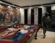 Imagen de un billar y un cuadro con Marilyn Monroe, Chapo Guzmán, el Guasón, Tony Montana y Pablo Escobar en una vivienda lujosa en Quevedo, Los Ríos.