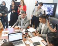 Foto de Aquiles Álvarez, alcalde de Guayaquil, en la Comisión de la Asamblea Nacional.