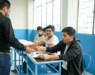 Imagen de una persona entregando su cédula para poder votar en la primera vuelta de las elecciones presidenciales del 9 de febrero de 2025.