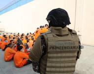 Imagen de presos en la Penitenciaría del Litoral siendo trasladados a la cárcel Regional.