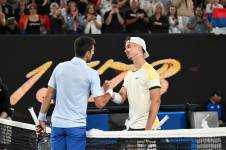 El serbio Novak Djokovic saluda al croata Dino Prizmic en el Abierto de Australia