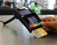 Imagen referencial del pago con una tarjeta de crédito.