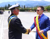 Daniel Noboa recibe el bastón de mando.