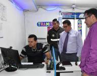 Momento en el que las autoridades intervienen en un local.