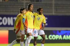 Las selección femenina de Colombia goleó este sábado por 4-1 a la Paraguay y la de Venezuela por 7-1 a Bolivia en la tercera fecha del Grupo B de la Copa América que sigue liderando con 6 puntos la formación de Brasil a pesar de haber tenido asueto.