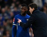 Moisés Caicedo escuchando las directrices de Pochettino.