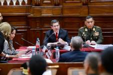 El Ministro de Defensa de Perú, Jorge Chávez (centro), compareció ante una comisión del Congreso de su país.