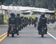 Policías despejan la vía Ibarra-Otavalo.