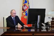 El presidente ruso, Vladimir Putin, vota por Internet durante las elecciones presidenciales en la residencia estatal de Novo-Ogaryovo, a las afueras de Moscú, Rusia.