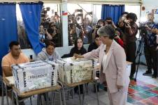 La candidata a la Presidencia de Chile por el partido Unidad por Chile, Jeannette Jara, vota en el Liceo Poeta García Lorca, en la comuna de Conchalí, este domingo, en Santiago (Chile).