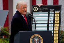Fotografía de archivo, tomada el pasado 2 de abril, del presidente de Estados Unidos, Donald Trump, al mostrar una tabla con aranceles aplicables a socios comerciales de su país, durante una rueda de prensa en el Jardín de las Rosas de la Casa Blanca, en Washington D. C. (EE. UU.).