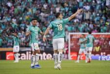 Ángel Mena celebra el gol de Federico Viñas
