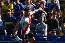 El jugador de River Plate Enzo Diaz celebra después de anotar un gol ante Boca Juniors
