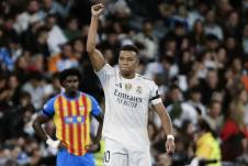 El delantero del Real Madrid Kylian Mbappé fue elegido como uno de los 11 mejores jugadores del mundo ¿.
