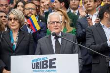 Fotografía cedida por el partido Centro Democrático que muestra a Miguel Uribe Londoño, padre del asesinado senador Miguel Uribe Turbay, durante la presentación de su precandidatura a la presidencia de Colombia este martes, en Bogotá