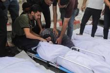 Ciudad de Gaza.- Una mujer llora sobre los cadáveres de sus familiares, que fueron colocados afuera del hospital Al-Shefa.