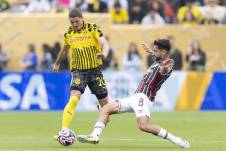 Marcel Sabitzer y Matheus Martinelli en disputa por un balón en el empate a cero entre Borussia y Fluminense.