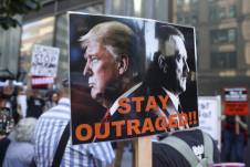 Personas protestan frente a una oficina de ABC en reacción a la suspensión del presentador de televisión estadounidense Jimmy Kimmel de su programa nocturno en Nueva York, Estados Unidos.