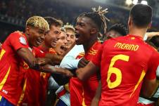 Los jugadores españoles celebran un gol durante la segunda semifinal de la UEFA Nations League en Stuttgart, Alemania.