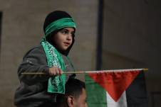 Palestino esperando la salida de rehenes.