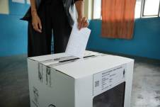 Una ciudadana deposita la papeleta en la consulta popular 2025.