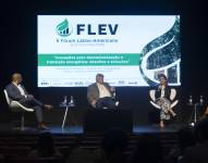 Fotografía de archivo del 2 de octubre de 2024 de la directora de Regularización y Comercialización de Norte Energia, Silvia Cabral (2-d), hablando junto al director Técnico Regulador de Abeeólica, Francisco Silva (i) y el presidente de ABREMA, Pedro Maranhao (c), durante el segundo día del II Foro Latinoamericano de Economía Verde en São Paulo (Brasil). EFE/ Isaac Fontana / ARCHIVO