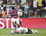 Fágner (abajo) de Corinthians disputa el balón con Guilherme (i) de Fortaleza hoy, en un partido de las semifinales de la Copa Sudamericana en Sao Paulo.