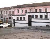 Exteriores de la UPC en el barrio San Sebastián de Quito.