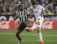 Bartolomeu Jacinto Quissanga (i) de Botafogo disputa el balón con Alex Arce de LDUQ este miércoles, en un partido de la fase de grupos de la Copa Libertadores