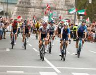 La iniciativa Gernika Palestina ha invadido este miércoles un tramo de la Gran Vía de Bilbao al paso de la Vuelta ciclista por la capital vizcaína en protesta por la participación del equipo Israel Premier Tech y en apoyo a Palestina por lo que ha tenido que intervenir la Ertzaintza y cambiar la línea de meta.
